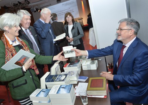 MSL_Symposium_Clarg_Signieren.jpg
